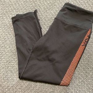 Victoria Sport Knockout Capri leggings